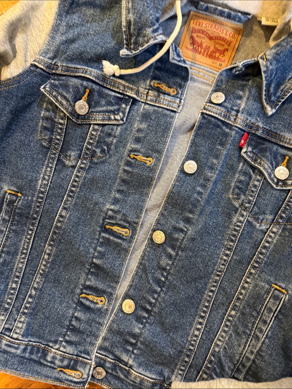 Levi's Blue Denim Jacket with Gray Hoodie Sleeves, Medium, NWOT - Picture 3 of 6